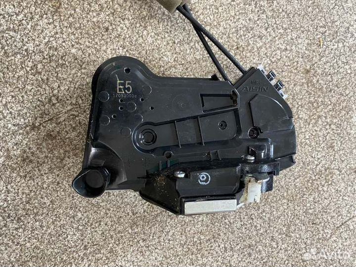 Замок двери передний правый Toyota Camry V70 A25A