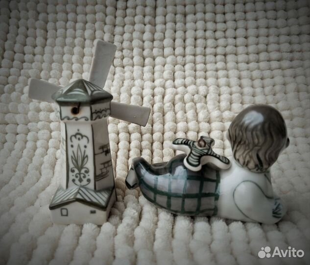 Фарфоровые статуэтки Карлсон и мельница