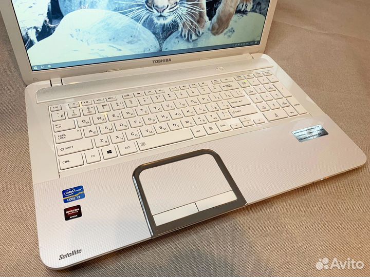 Белоснежный ноутбук Toshiba 17.3 Core i3/ 8GB/ SSD