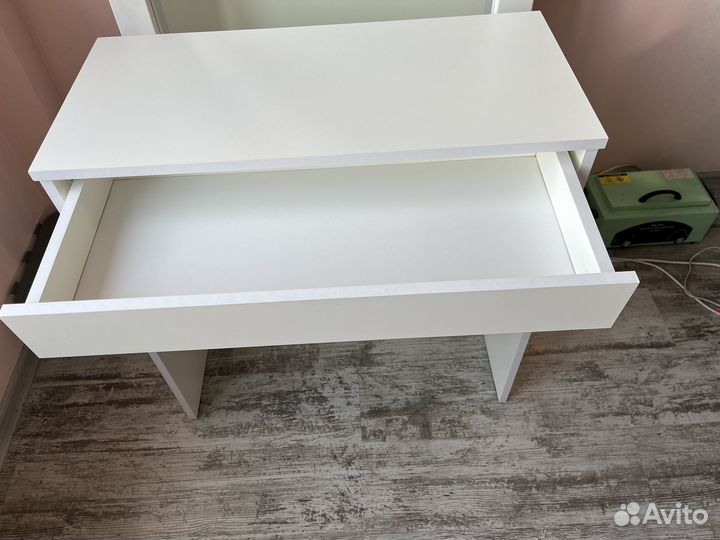 Стол туалетный