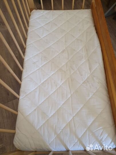 Детская кроватка на колесах