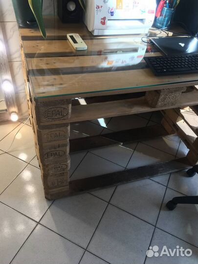 Стол письменный рабочий из паллетов стеклом