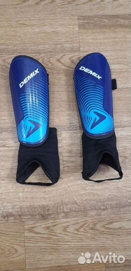 Щитки футбольные Demix