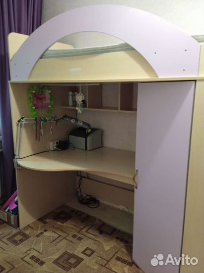 Кровать чердак со столом и шкафом