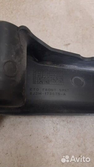 Брызговик передний левый