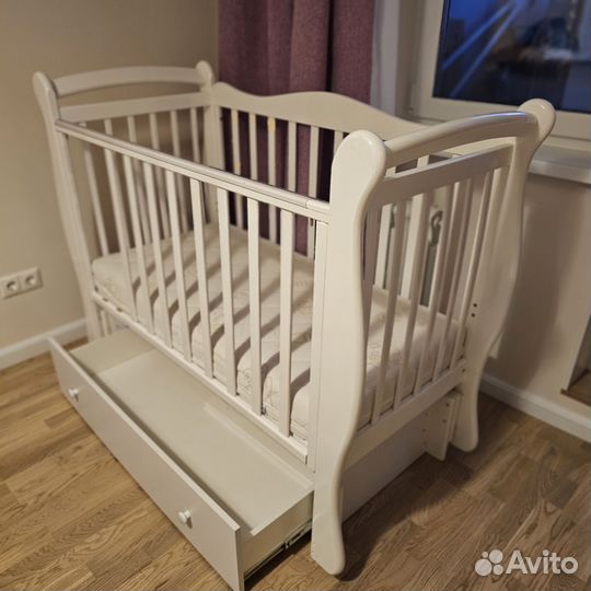 Детская кроватка с маятником
