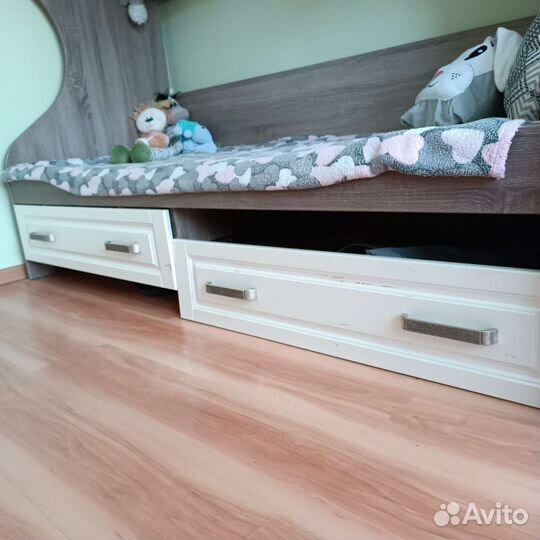 Кровать двухьярусная
