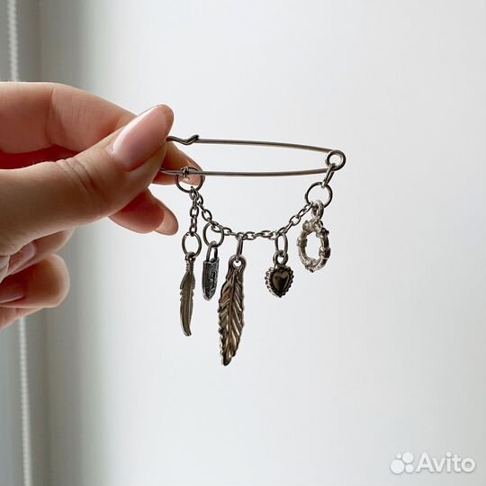 Брошь-булавка с декоративными элементами