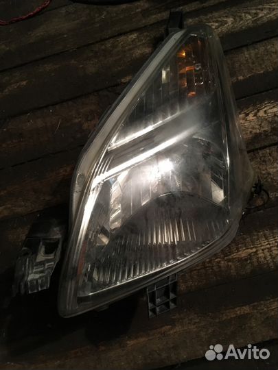 Фара левая Toyota Ractis 2005г.в. SCP100