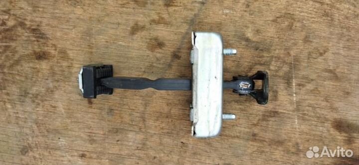 Ограничитель двери задний левый Toyota Land