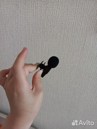 Два беспроводных петличных микрофонов