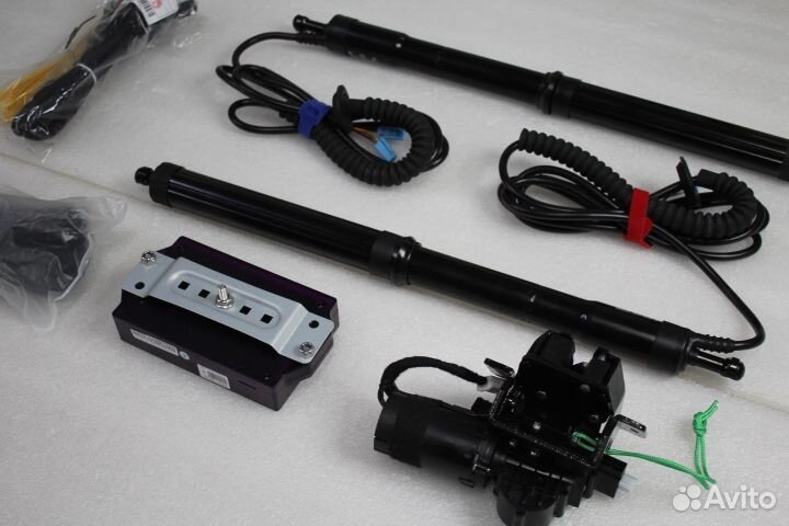 Toyota Land Cruiser 200 Доводчик багажника K6CB4