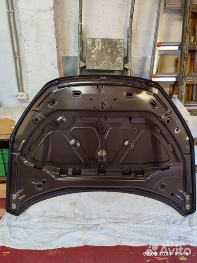 Продам оригинальный капот от лада веста