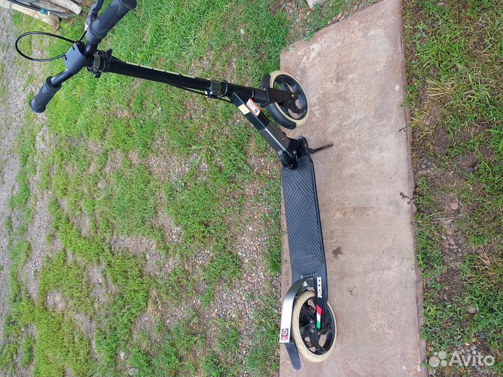 Самокат для мальчиков с ручным тормозом roces