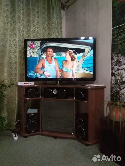 Телевизор, колонки, тумба