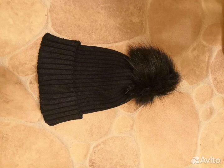 Черная женская шапка с помпоном mohito