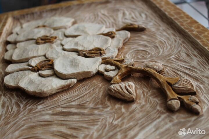 Резное панно из дерева 