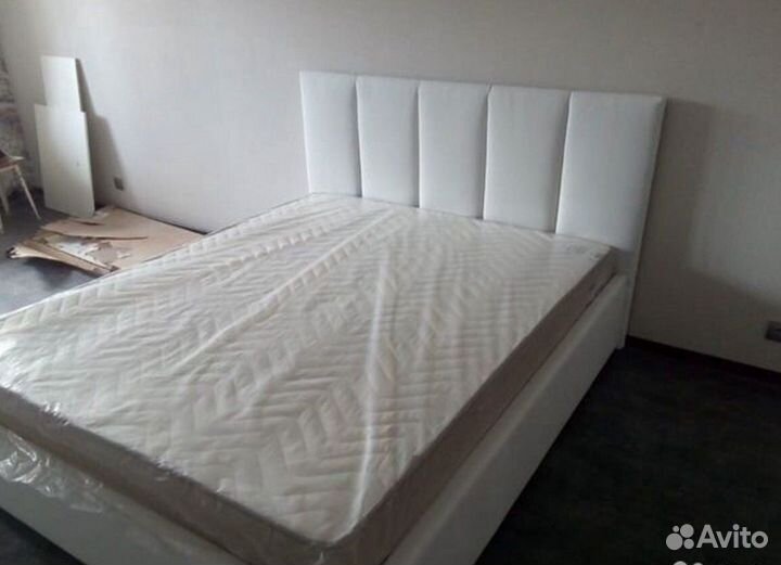 Двуспальная кровать с матрасом