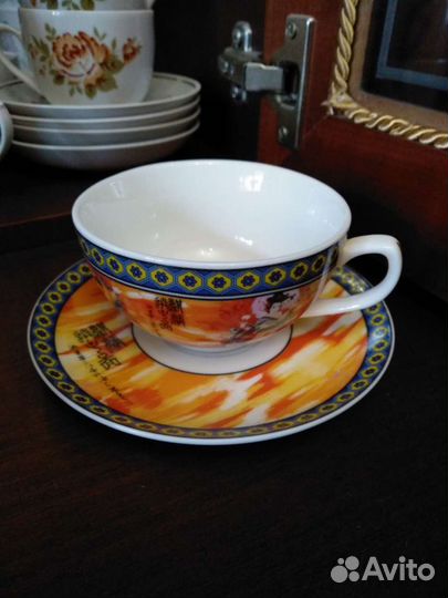 Шесть чашек и три блюдца для чая