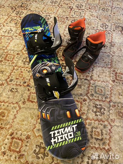 Сноуборд с креплениями и ботинками