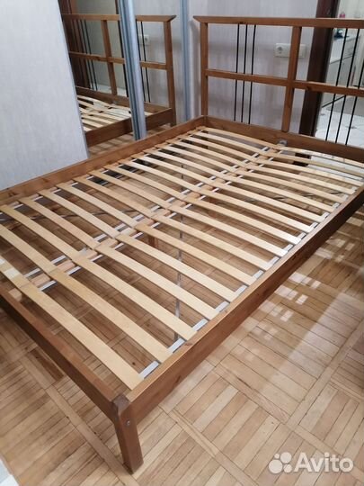 Кровать двухспальная 140* 200 бу деревянная