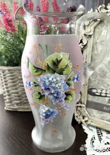 Красивый кувшин