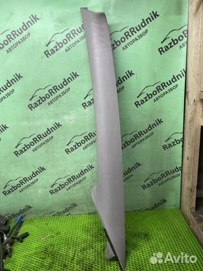 Накладка стойки Nissan Tino