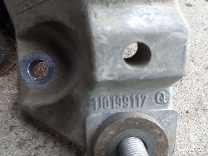 Левый кронштейн МКПП фольксваген гольф 4