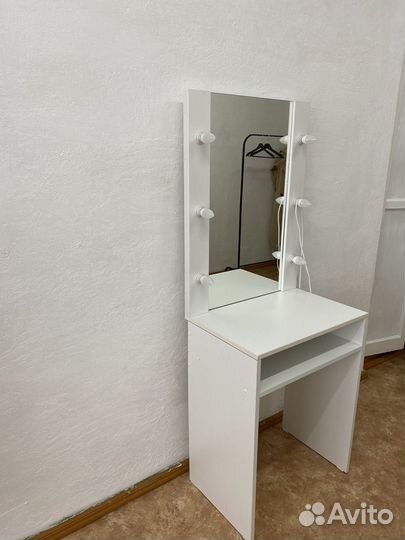 Гримерное зеркало с лампочками