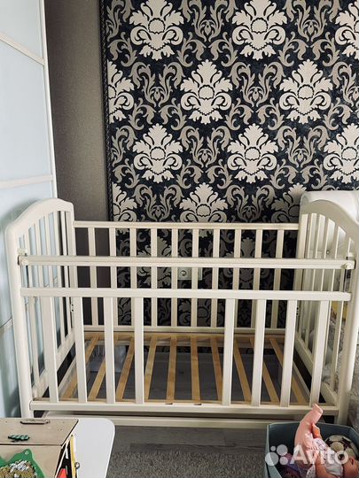 Кроватка с маятником