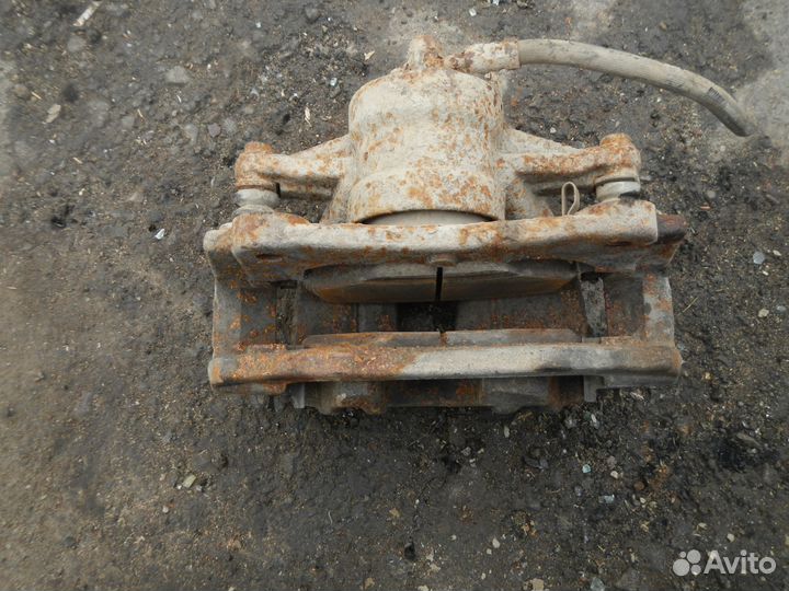 Суппорт тормозной передний левый для Toyota Avensi