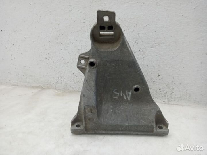 Кронштейн двигателя audi 100 C4 Правый