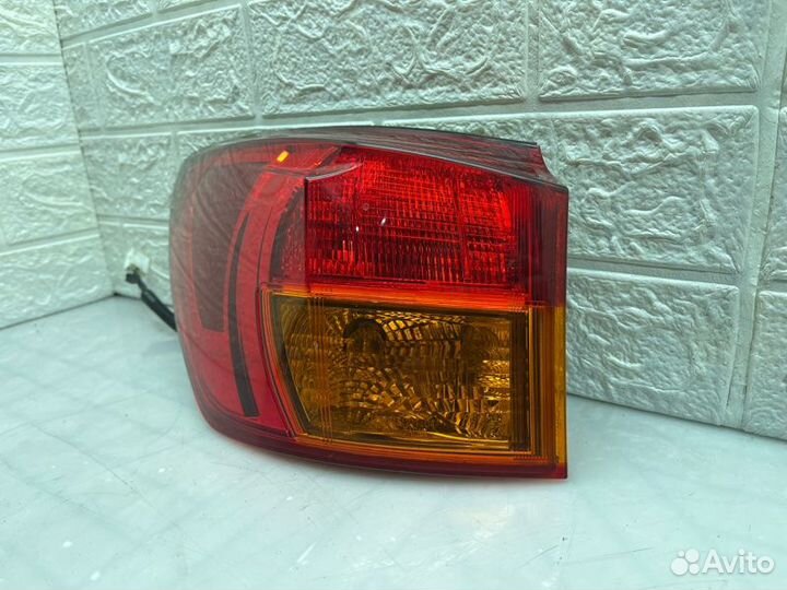 Фонарь задний левый Lexus Is седан 2.2 дизель 2007