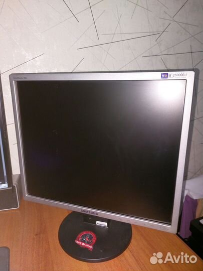 Samsung SyncMaster 943 (17дюймов,75hz)