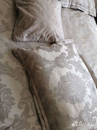 Покрывало + наволочки на декоративные подушки