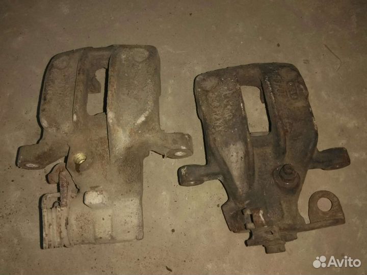 Приспособление для замены задних колодок ауди100