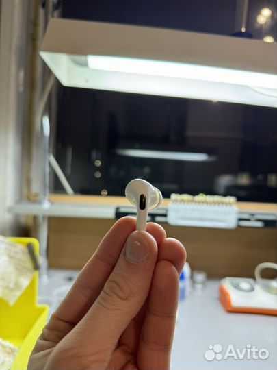 Продам правый наушник AirPods Pro