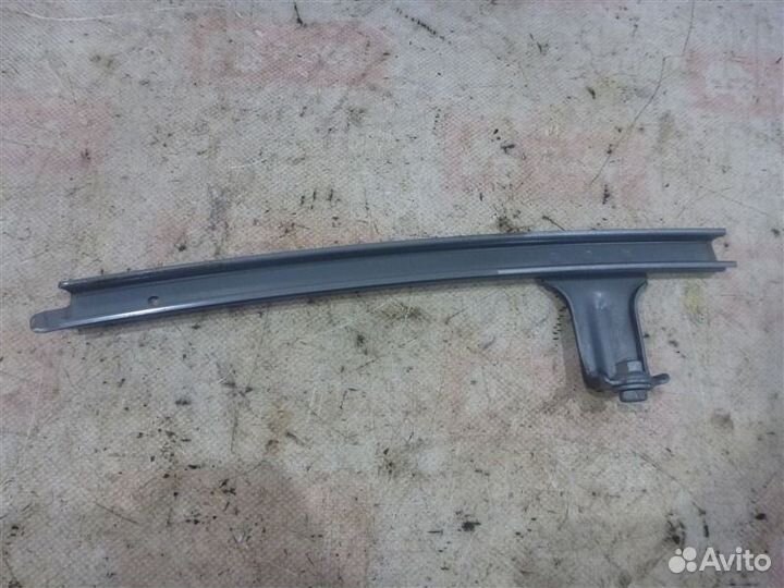 Направляющая стекла передняя левая Toyota Rav4