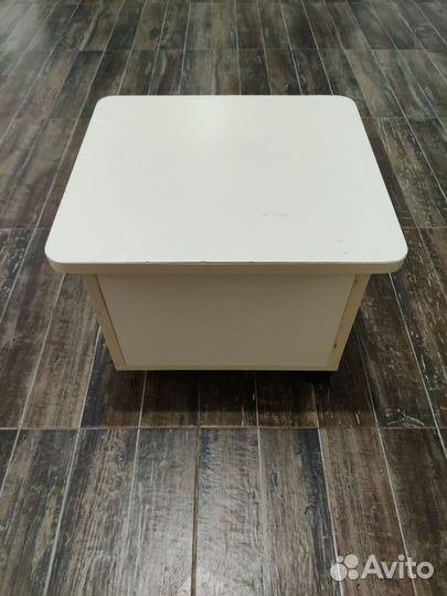 Тумба прикроватная с колесиками