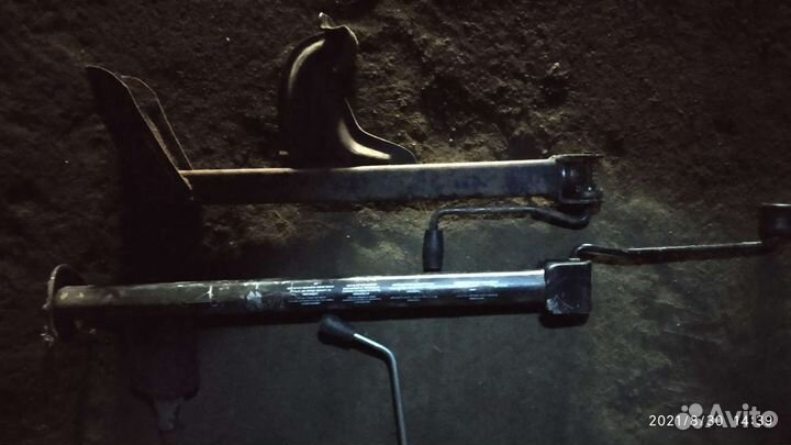 Домкрат автомобильный