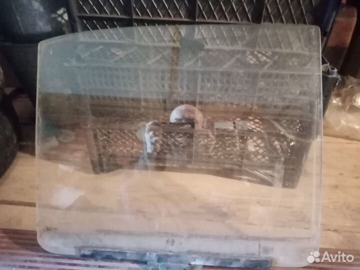 Стекло правое заднее