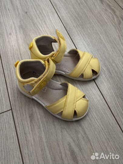 Босоножки на девочку 23