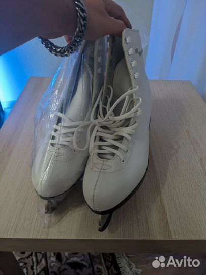 Новые женские фигурные коньки