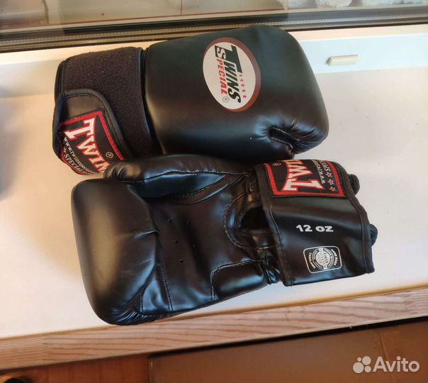 Перчатки и макивара (лапа) для бокса и кикбоксига