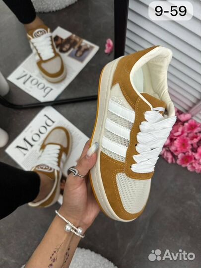 Кроссовки женские