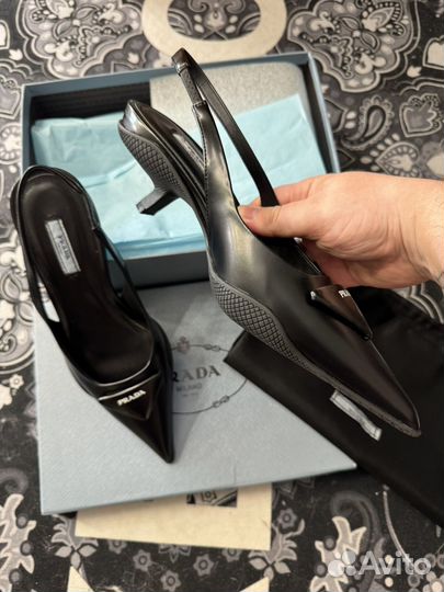 Кожаные туфли Prada с острым носом