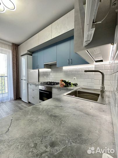 Угловая кухня под потолок на заказ в Челябинске