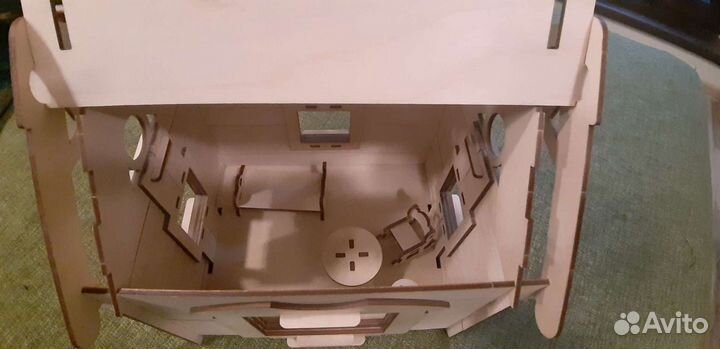 Деревянный кукольный домик