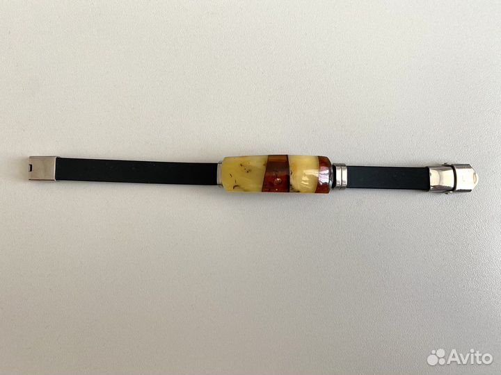 Браслет с янтарем из каучука