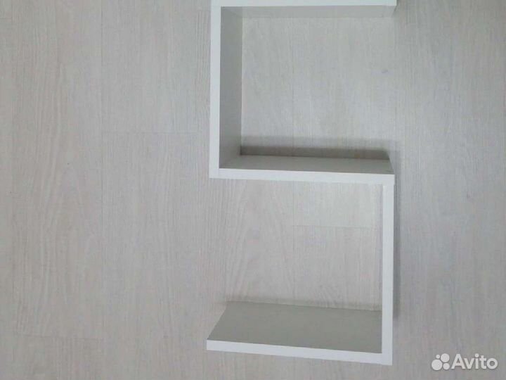 Полка навесная белая